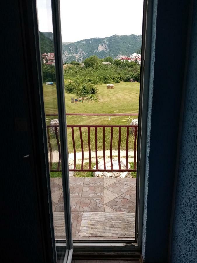 Apartman Pivsko Jezero Hotel Plužine Esterno foto